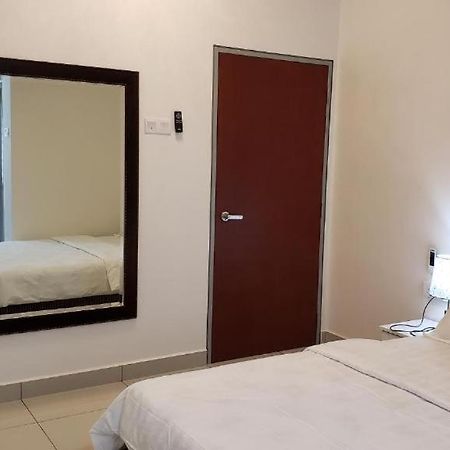 S Rose Hotel Sepang Buitenkant foto